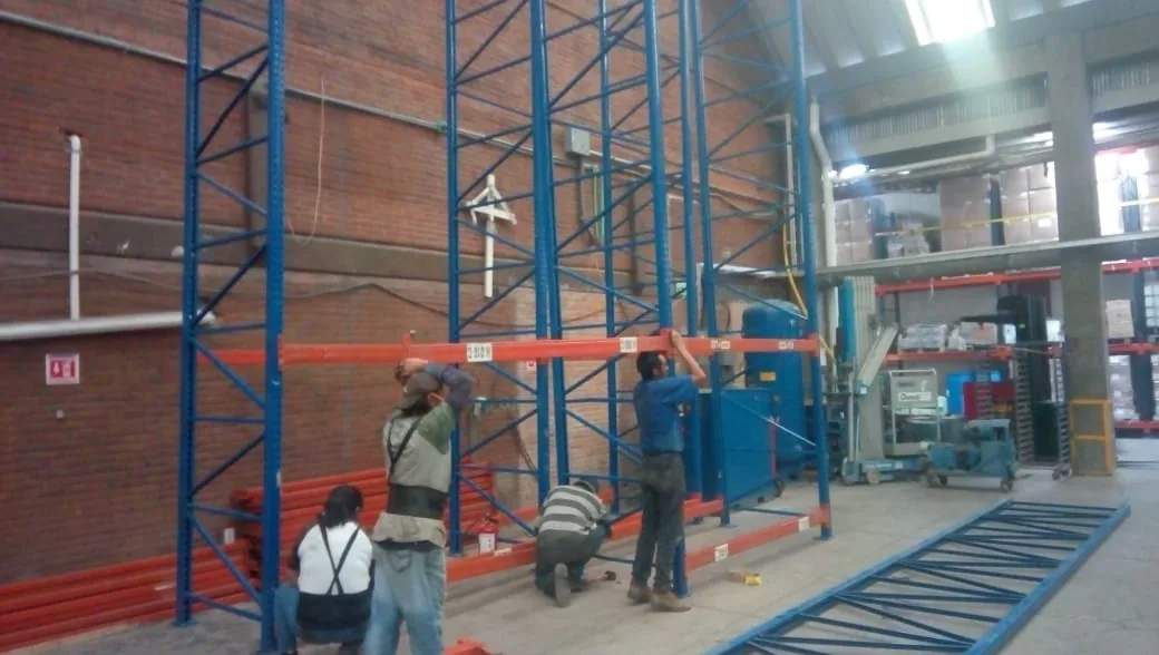 Trabajos de armado de racks industriales en una nave